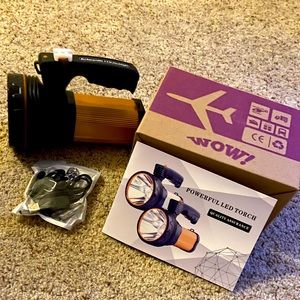 NWT🏷🔦💡LED Rechargeable Portable Flashlight